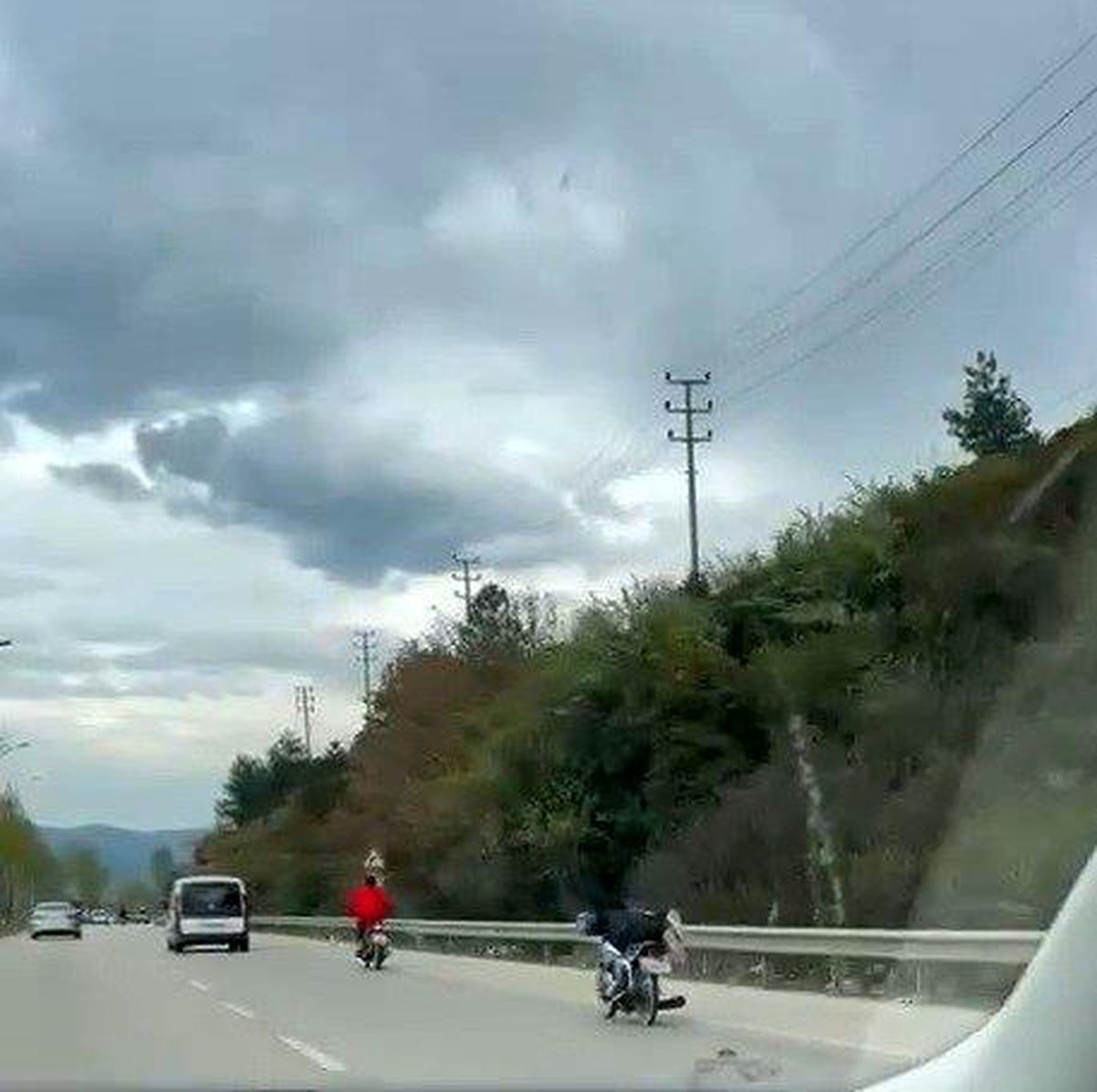 Bursa'da canını hiçe saydı, motosikletin üzerinde uzanarak seyretti