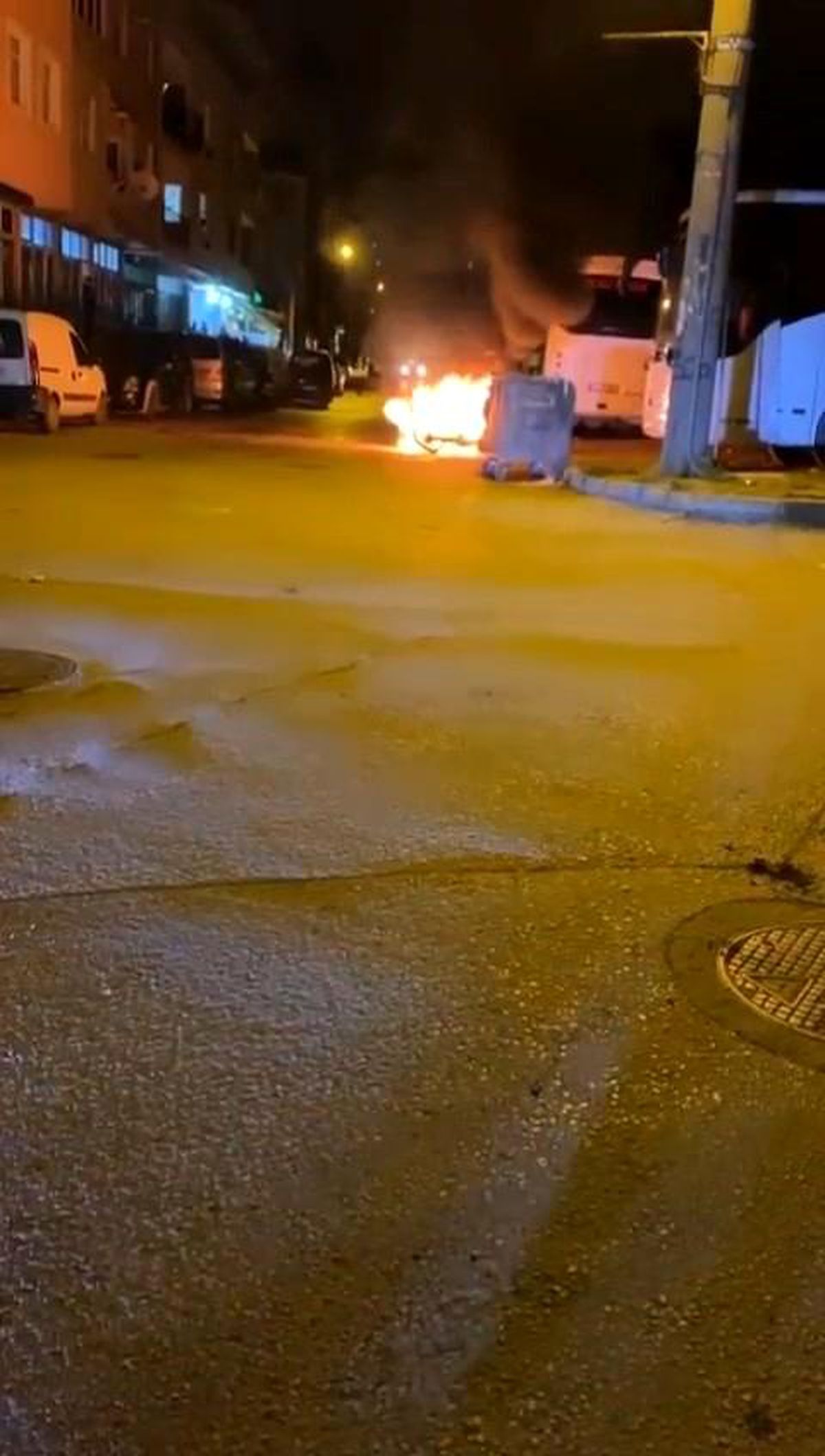 Bursa'da seyir halindeki motosiklet alev alev yandı