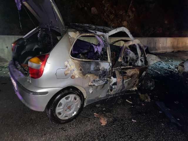 Çarpışan otomobiller cayır cayır yandı! 1 kişi öldü, 3 kişi yaralandı Çarpışan otomobiller cayır cayır yandı! 1 kişi öldü, 3 kişi yaralandı