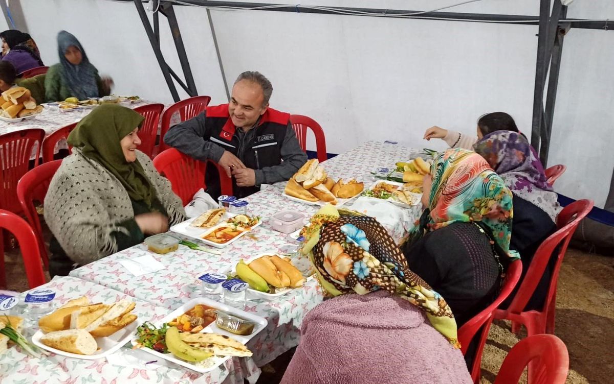Çorum Belediyesi, Afşin'de depremzedelerin sofrasında sıcak AŞ oluyor