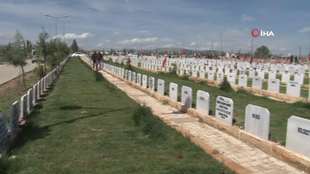 Depremde hayatını kaybedenlerin mezarları düzenleniyor
