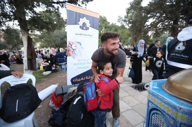 Fransa'dan Mescid-i Aksa'ya yürüyerek gelen genç sevgi seliyle karşılandı
