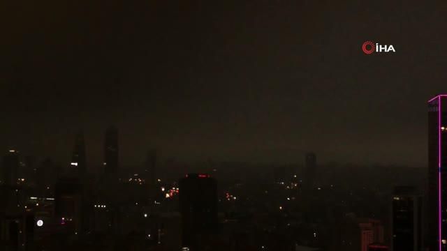 İstanbul'u bir anda yağmur bulutları kapladı, gündüz geceye döndü