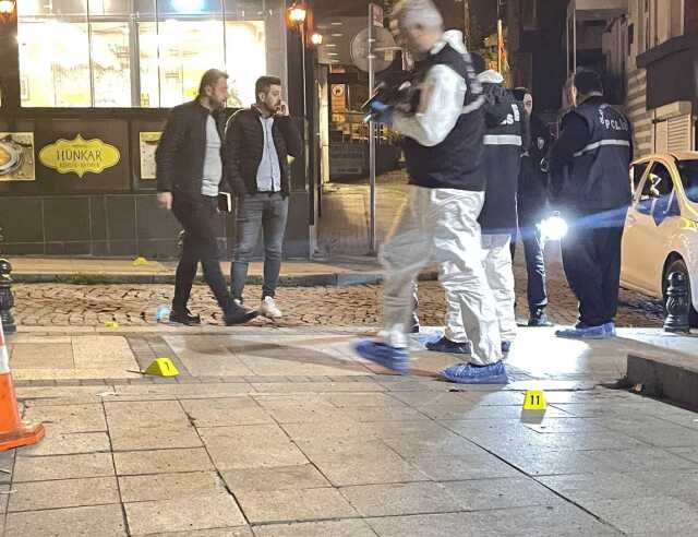 Kartal'da park halindeki araca silahlı saldırı! 2 kişi öldü, 2 kişi yaralandı Kartal'da park halindeki araca silahlı saldırı! 2 kişi öldü, 2 kişi yaralandı