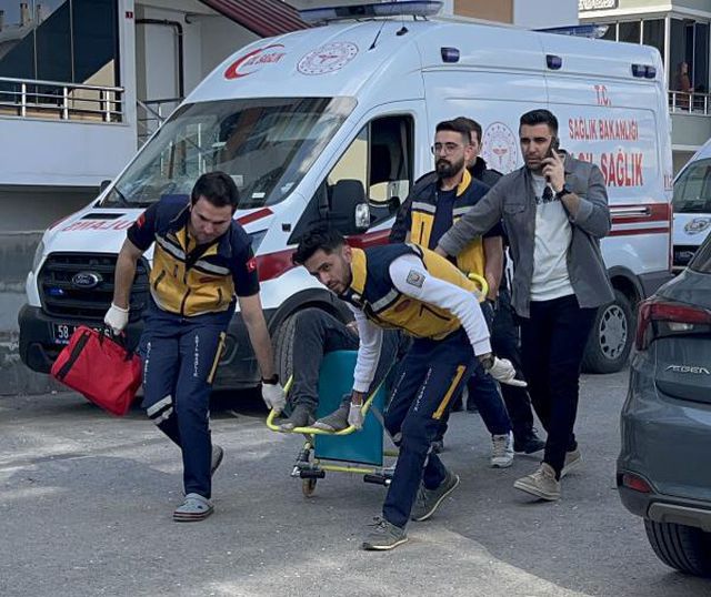 Kayınbiraderlerinden birini öldürüp, diğerini yaraladıktan sonra intihara kalkıştı Kayınbiraderlerinden birini öldürüp, diğerini yaraladıktan sonra intihara kalkıştı