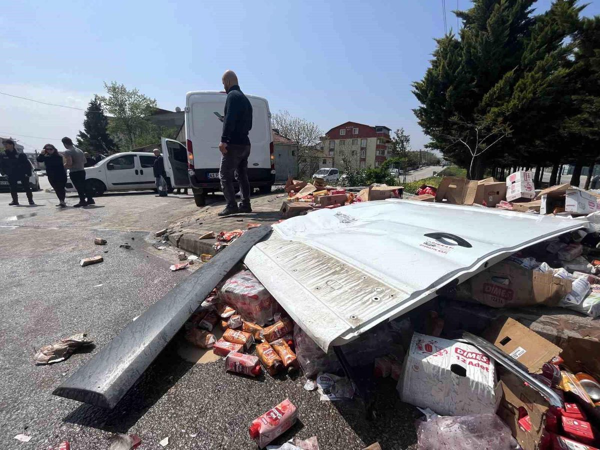 Kaza yapan araçtaki meşrubatlar yola saçıldı: 1 yaralı
