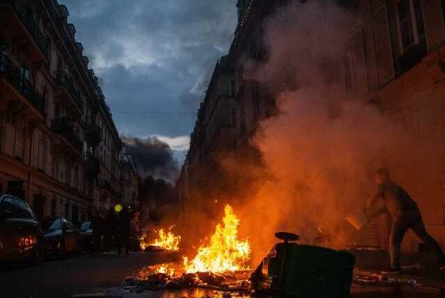 Macron'un ulusa sesleniş konuşması ters tepti! Emeklilik reformu karşıtları Macron'un ulusa sesleniş konuşması ters tepti! Emeklilik reformu karşıtları