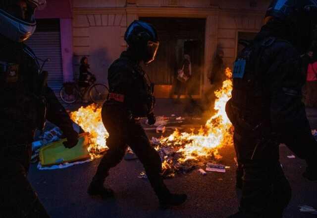 Macron'un ulusa sesleniş konuşması ters tepti! Emeklilik reformu karşıtları Macron'un ulusa sesleniş konuşması ters tepti! Emeklilik reformu karşıtları