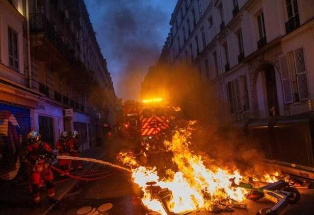 Macron'un ulusa sesleniş konuşması ters tepti! Emeklilik reformu karşıtları Macron'un ulusa sesleniş konuşması ters tepti! Emeklilik reformu karşıtları