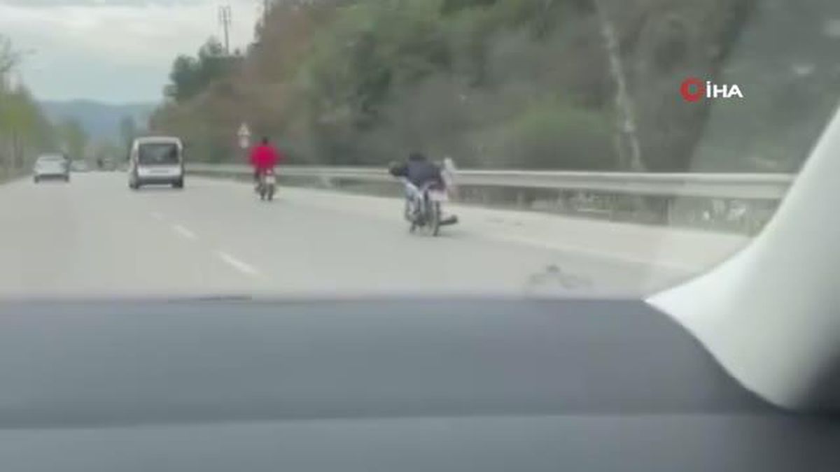 Motosiklet üzerinde tehlikeli yolculuk kamerada