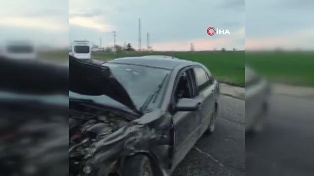 Otomobil ile hafif ticari aracın çarpıştığı kazada 3 kişi yaralandı