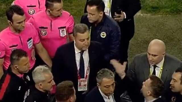 Sahaya girip hakemle tartışan Fenerbahçeli iki yöneticinin cezası belli oldu Sahaya girip hakemle tartışan Fenerbahçeli iki yöneticinin cezası belli oldu
