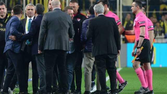 Sahaya girip hakemle tartışan Fenerbahçeli iki yöneticinin cezası belli oldu Sahaya girip hakemle tartışan Fenerbahçeli iki yöneticinin cezası belli oldu