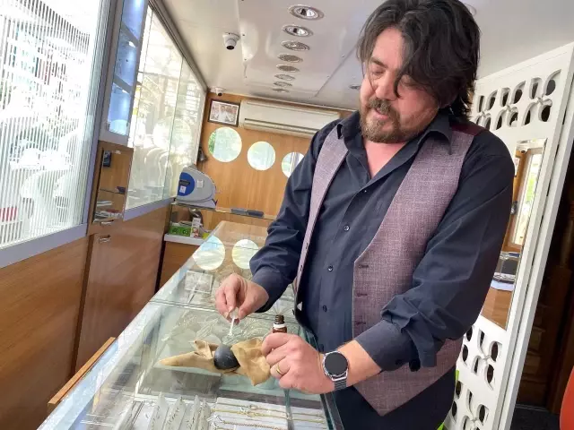 Sahte altınla kuyumcuyu dolandırmak isteyen genç, kuyumcunun 25 yıllık tecrübesinden kaçamadı