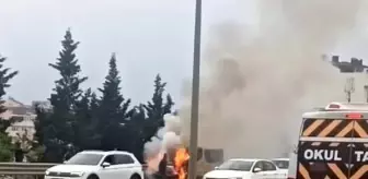 Seyir halindeki araç alev alev yandı