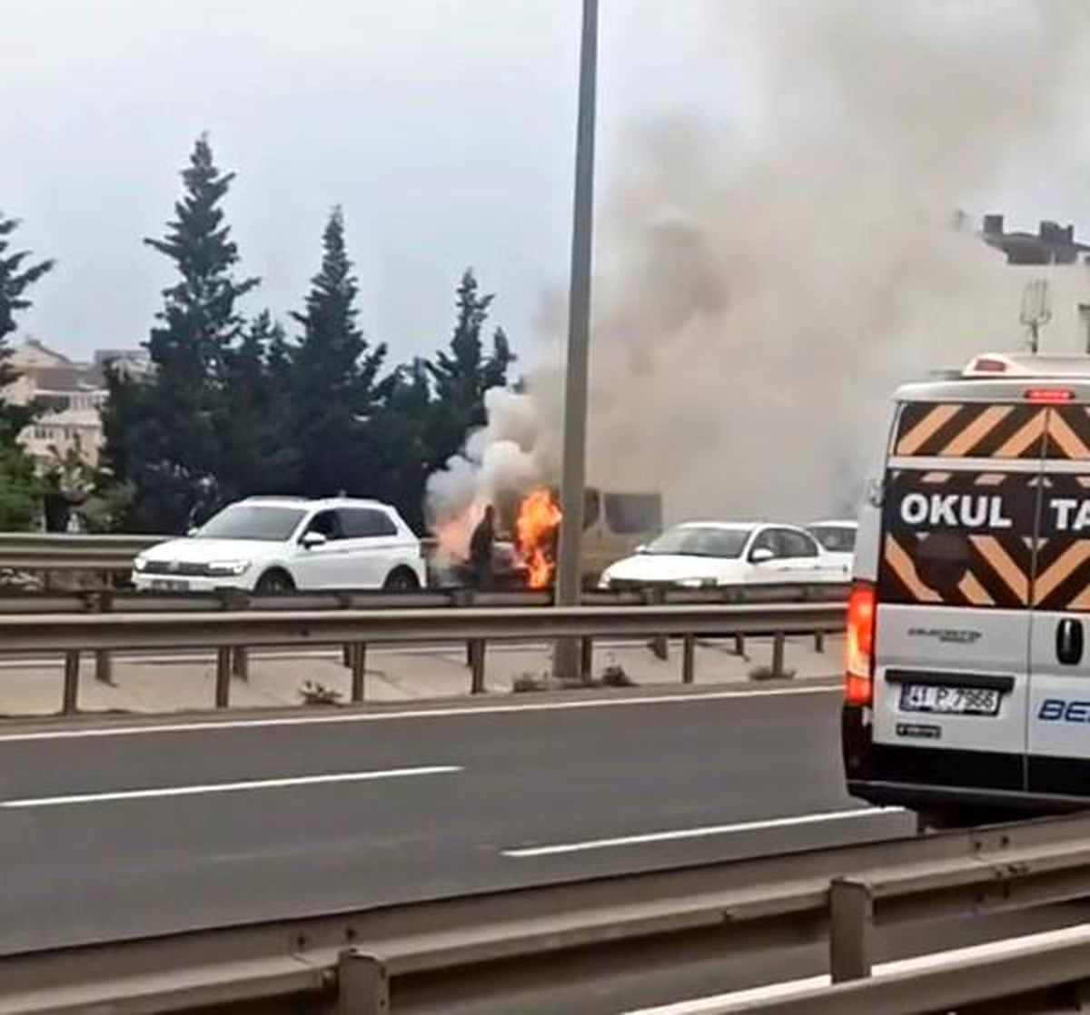 Seyir halindeki araç alev alev yandı