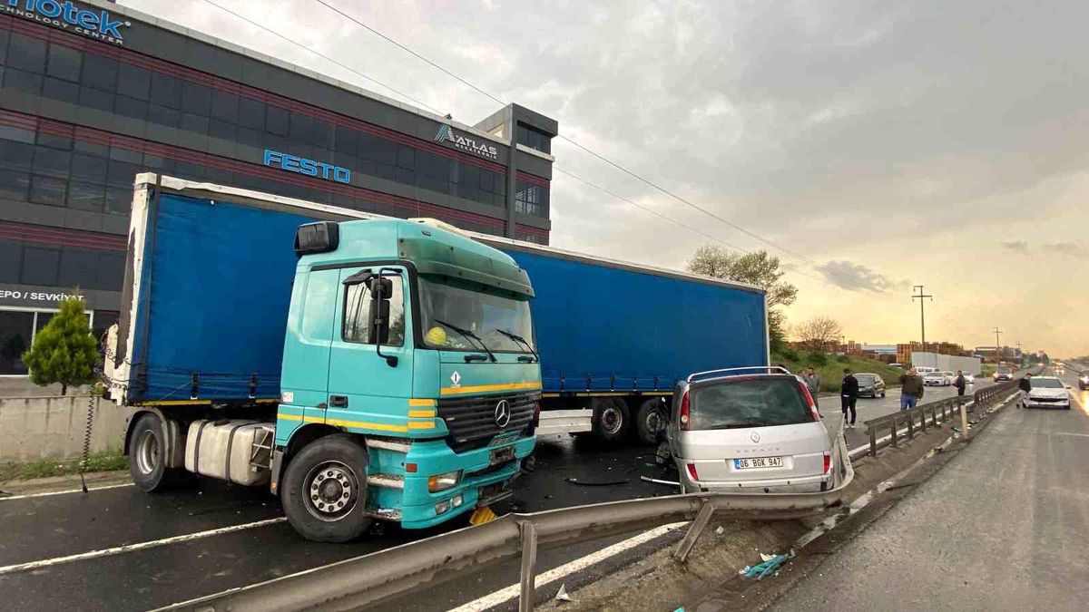 Tırla çarpışan otomobil hurdaya döndü, sürücü araçtan sağ çıktı