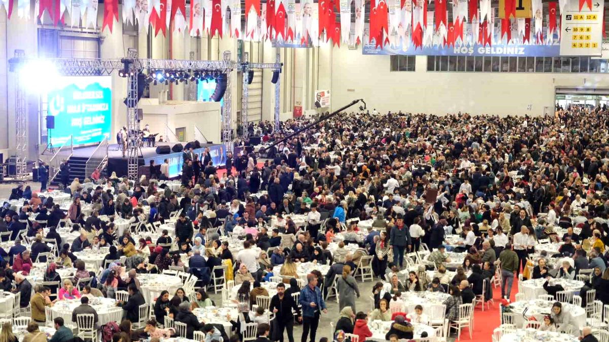 11 ilden gelen depremzedeler Büyük Halk İftarı'nda buluştu