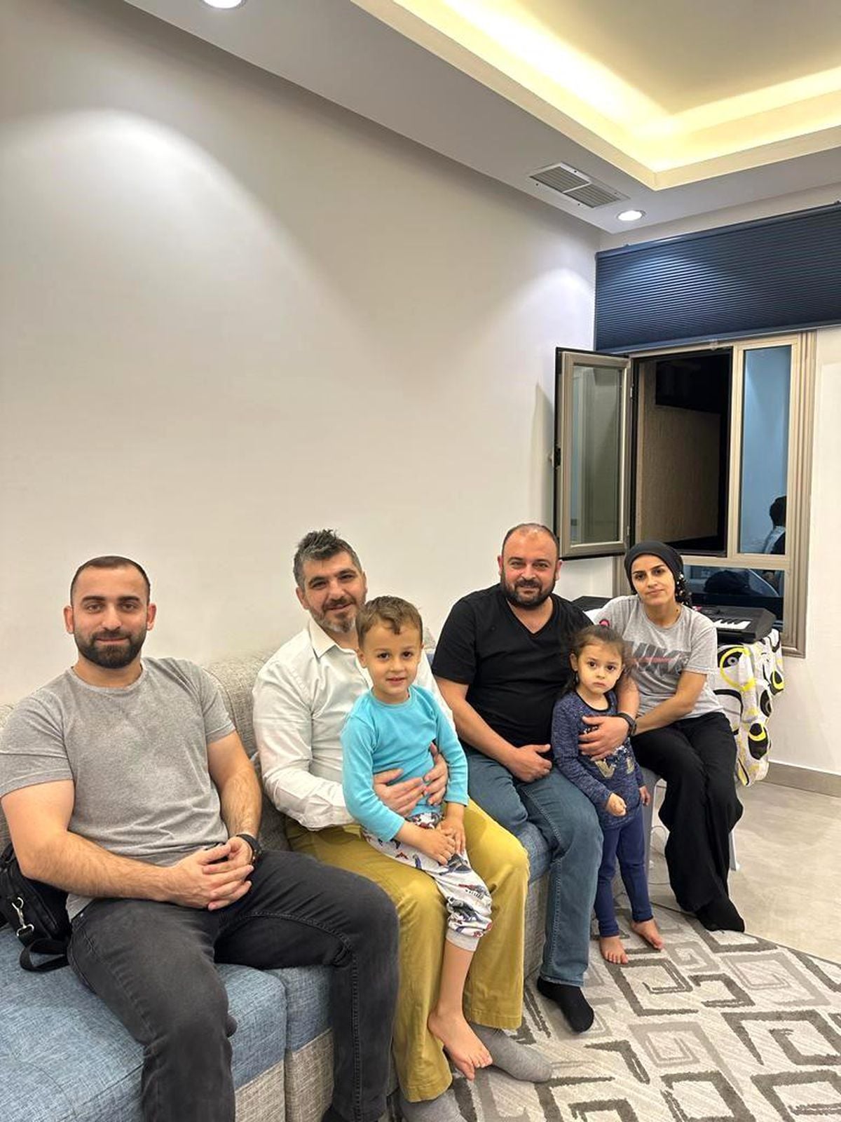 AK Parti Kuveyt SKM Başkanlığından Kuveyt'e gelen depremzede aileye ziyaret