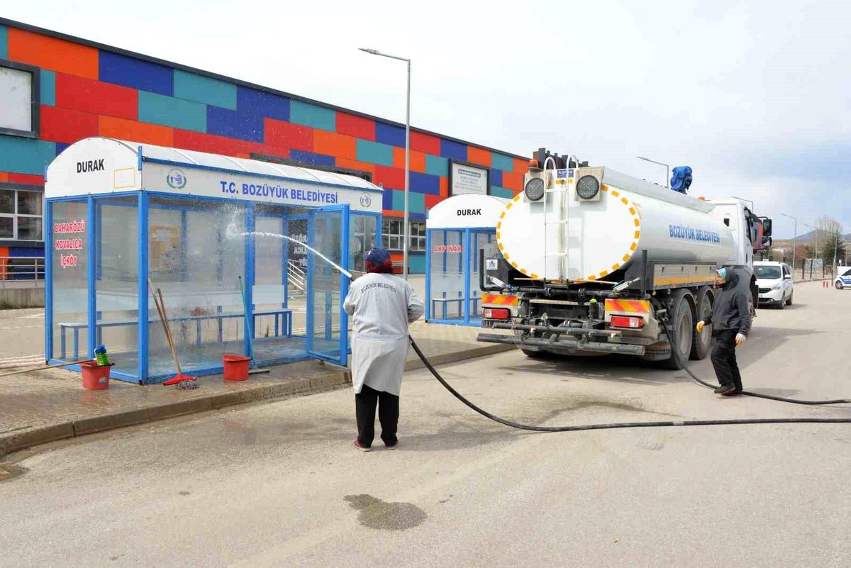 Ana cadde kaldırımları ile duraklar tazyikli suyla yıkanarak bayrama hazırlandı