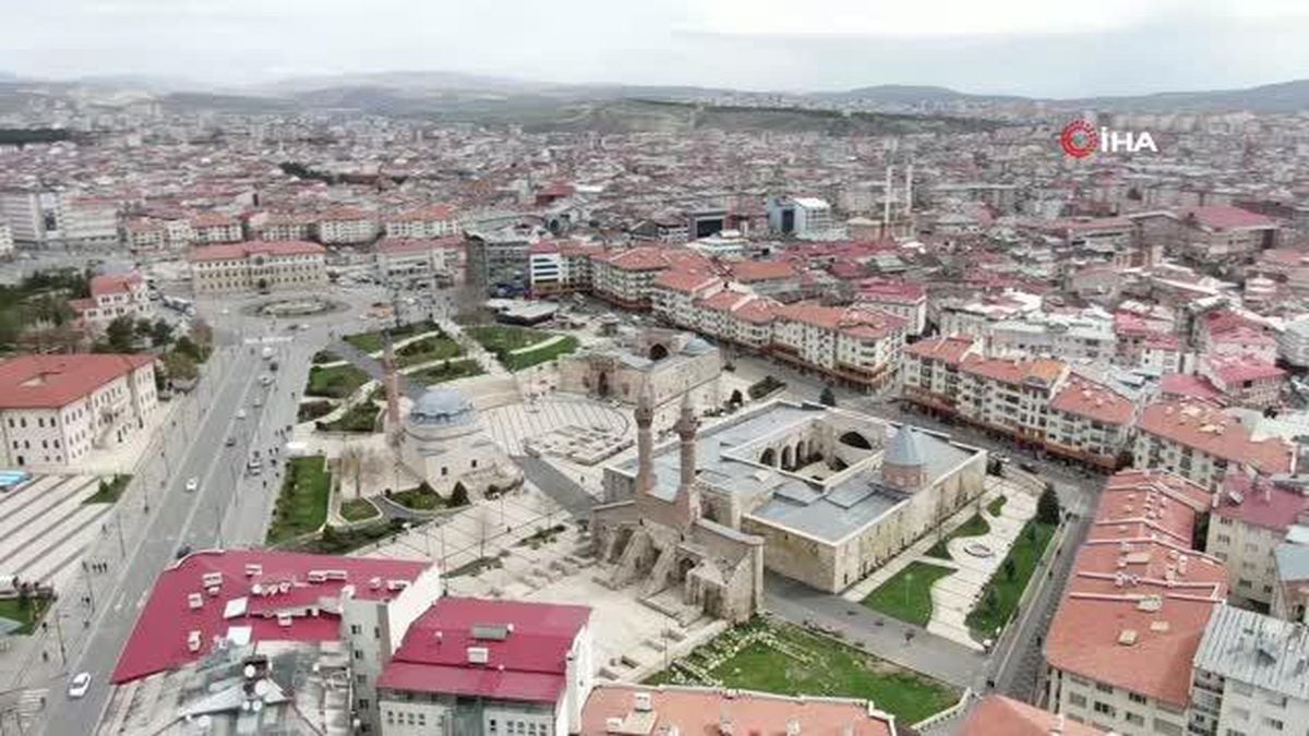 Anadolu'nun en yüksek taç kapısına sahip, şerefesine çelik kelepçe takıldı