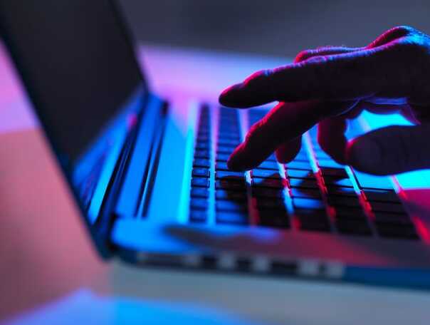 Bilgisayarları hackleyen yaşlı adam, 47 kadının ilişkiye girdiği anları gizlice izleyip görüntüleri kaydetti