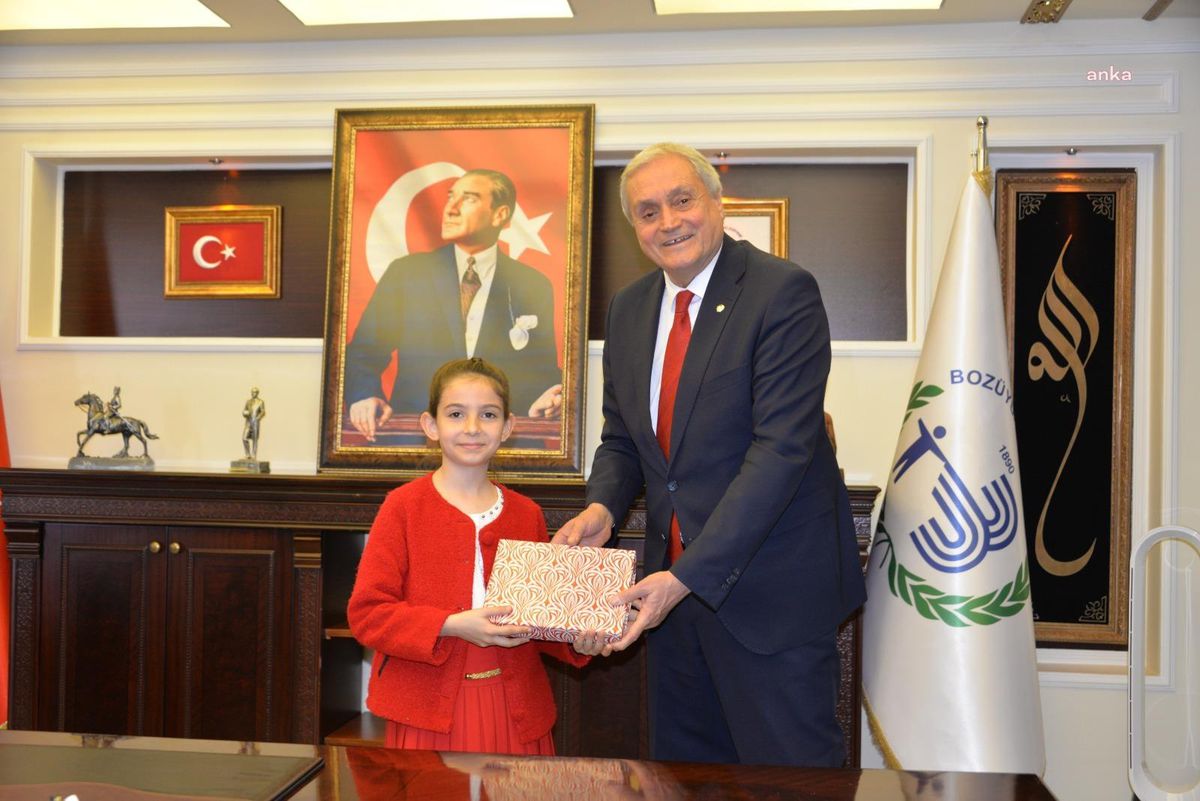 Bozüyük Belediye Başkanı Bakkalcıoğlu, 23 Nisan Dolayısıyla Koltuğunu Bahar Emir'e Bıraktı