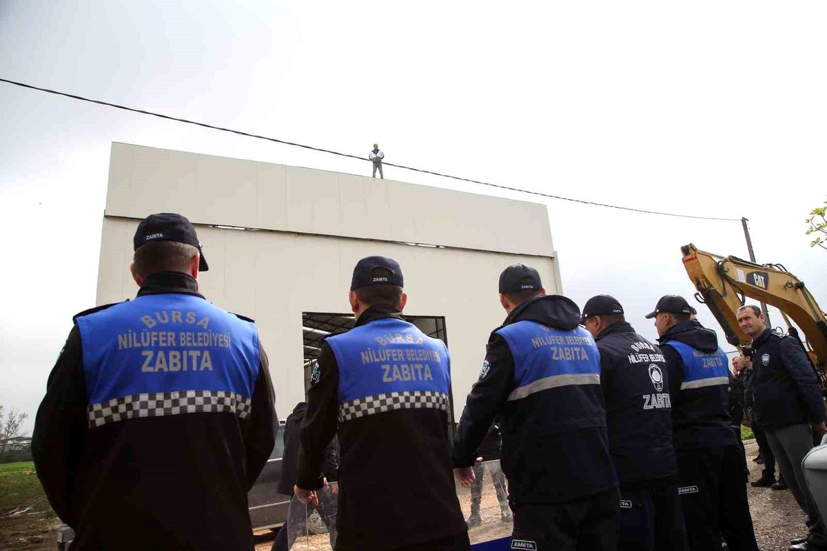 Bursa'da kaçak yapıyı yıktırmamak için canını hiçe saydı
