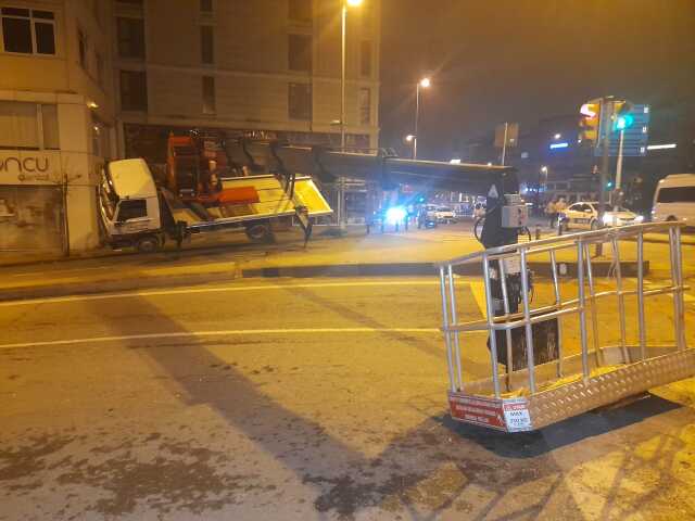 Çalışma sırasında sepetli vinç devrildi! 2 operatör yaralandı