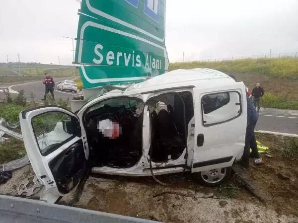 Çanakkale araç direğe çarptı; anne ile oğlu öldü, baba ağır yaralı Çanakkale araç direğe çarptı; anne ile oğlu öldü, baba ağır yaralı