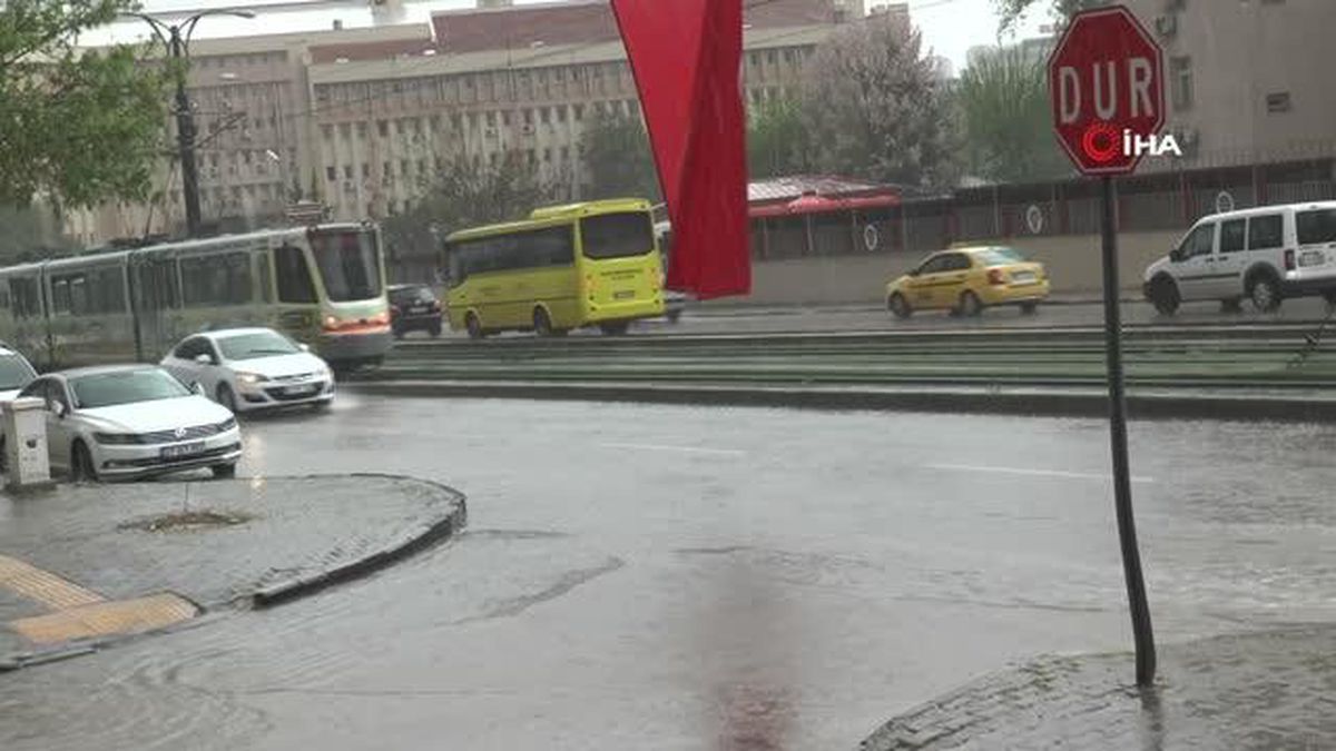 Gaziantep'te aniden bastıran sağanak hayatı olumsuz etkiledi
