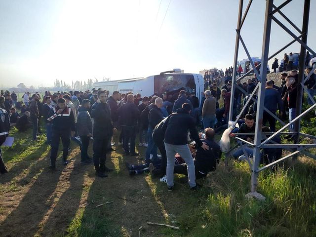 İşçi servisi şarampole uçtu: 3 ölü, 31 yaralı