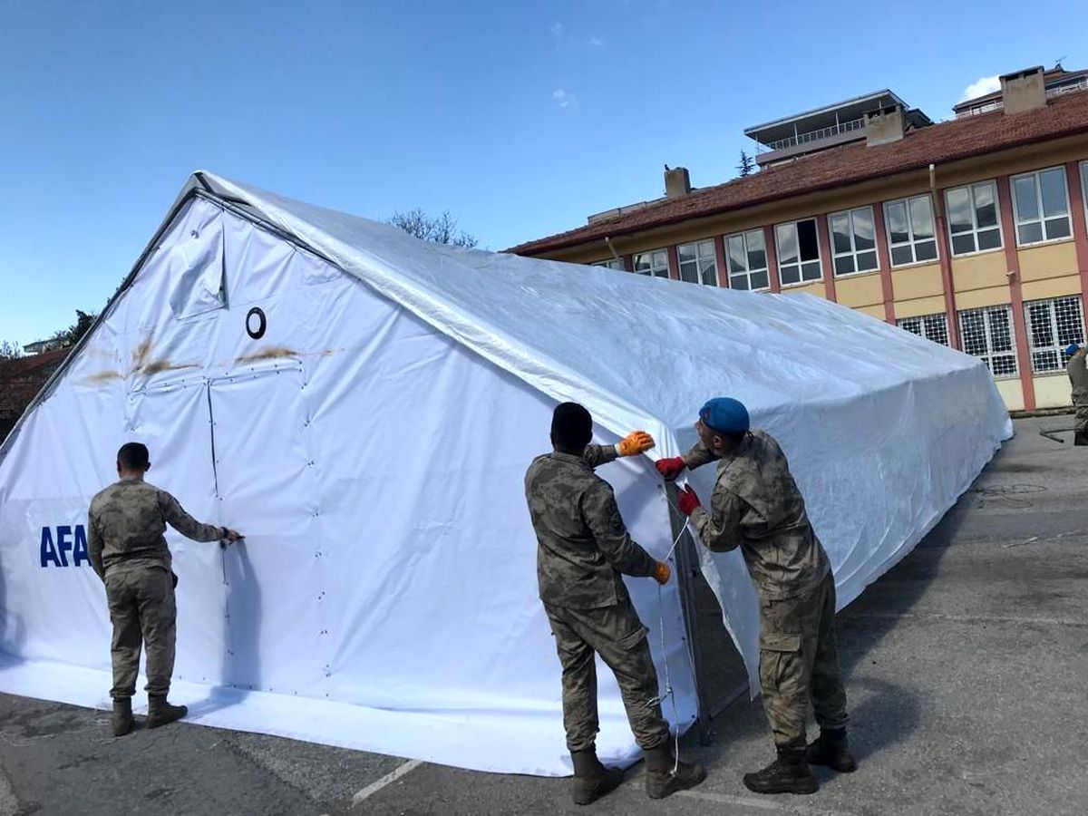 Jandarma öğrenciler için 14 derslik çadır kurdu