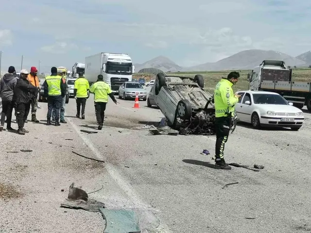 Aniden yola atlayan köpek faciaya neden oldu: 4 ölü 4 yaralı Aniden yola atlayan köpek faciaya neden oldu: 4 ölü 4 yaralı