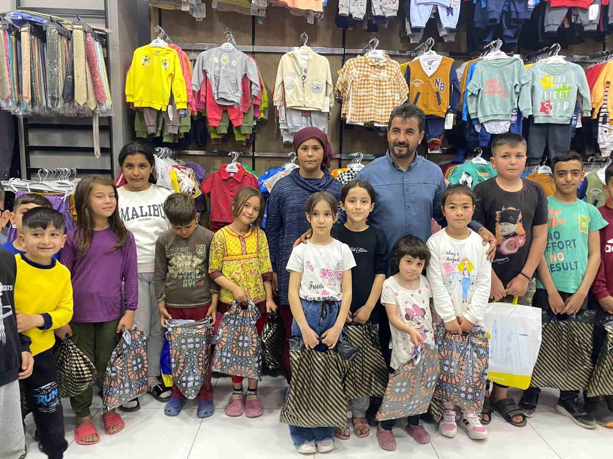 Kahramanmaraş'ta yardımsever vatandaş, depremzede çocukların ihtiyaçlarını gideriyor