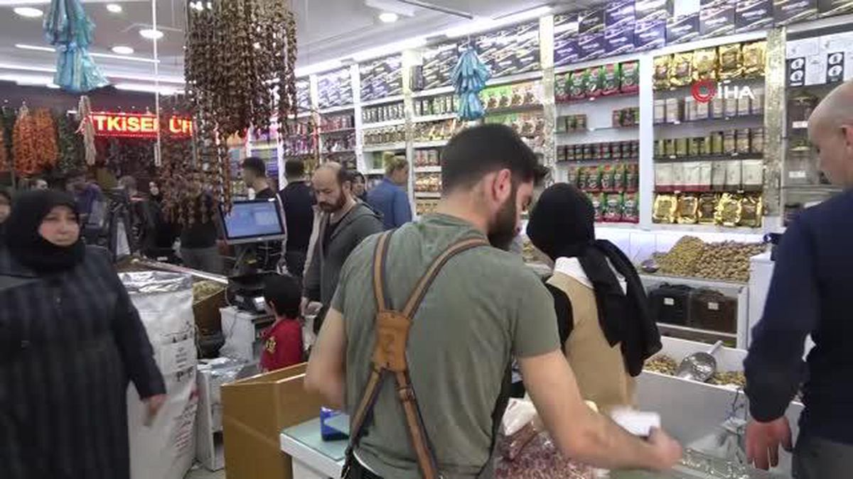 Kilis'te bayram şekerleri tezgahları renklendirdi