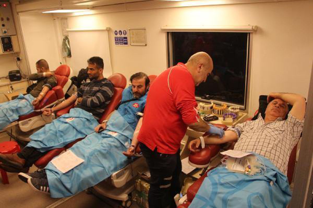 Kızılay'ın deprem bölgesindeki mobil kan bağışı kampanyasına yoğun ilgi