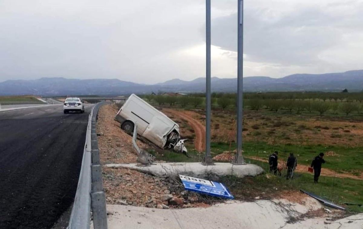 Malatya'da minibüs şarampole uçtu: 1 ölü, 2 yaralı