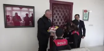 Minik öğrenciler, emniyet müdürü koltuğuna oturdu