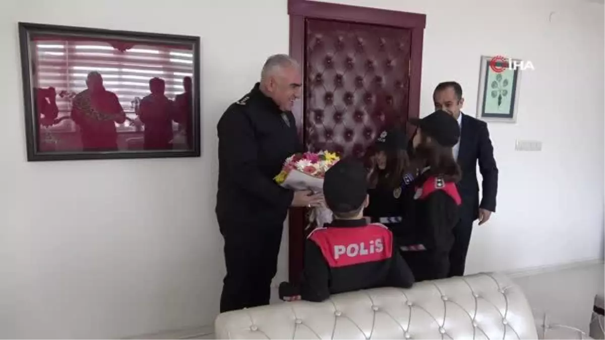 Minik öğrenciler, emniyet müdürü koltuğuna oturdu