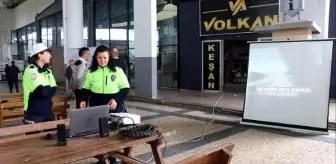 Otogarda bayram yolculuğu öncesi sinevizyon gösterimiyle emniyet kemeri uyarısı