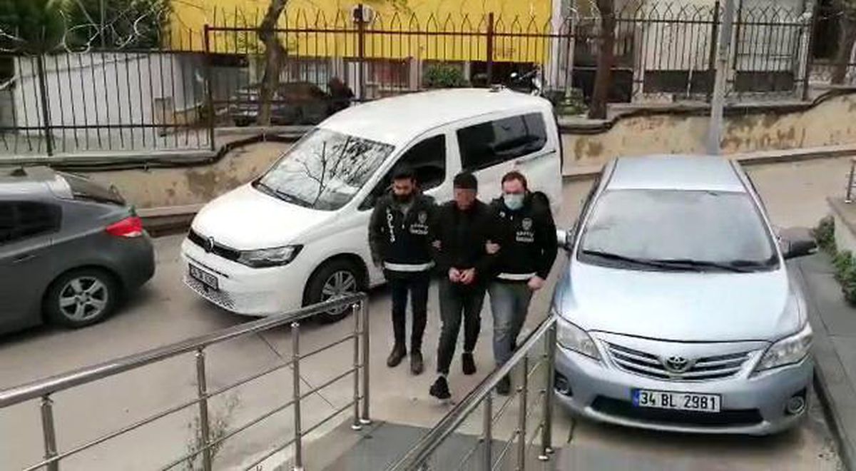 Üsküdar'da yıkım esnasında silahla çatıya çıkan şahıs gözaltına alındı