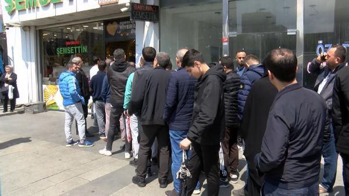 Bahçelievler'de bayram öncesi ucuz baklava kuyruğu