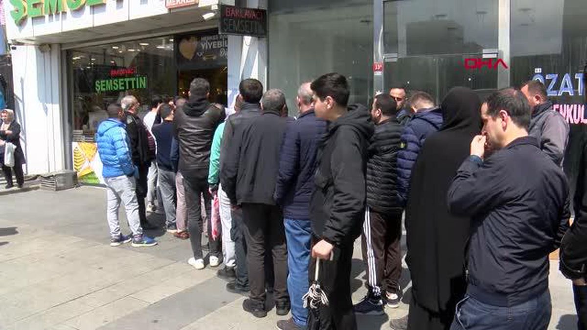 BAHÇELİEVLER'DE BAYRAM ÖNCESİ UCUZ BAKLAVA KUYRUĞU
