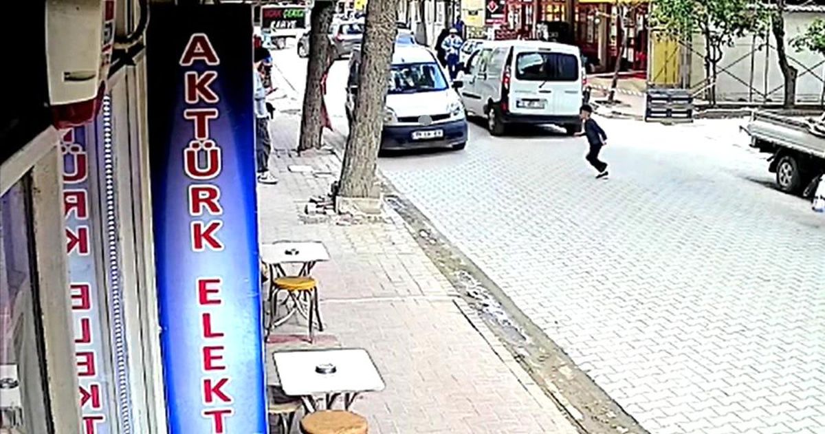Balıkesir'de 7 yaşındaki çocuğun aracın altında kaldığı kaza kamerada