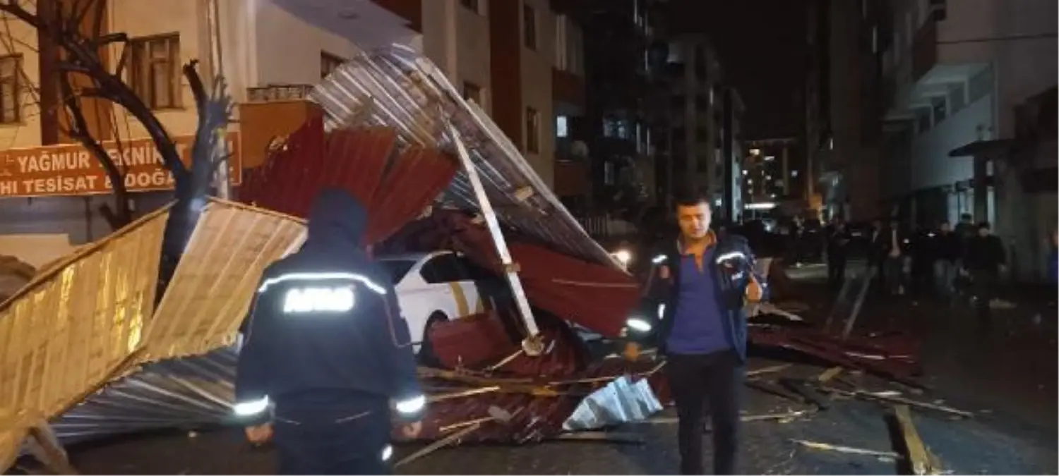 Bitlis'te fırtınada binaların çatıları uçtu, park halindeki araçlar hasar gördü