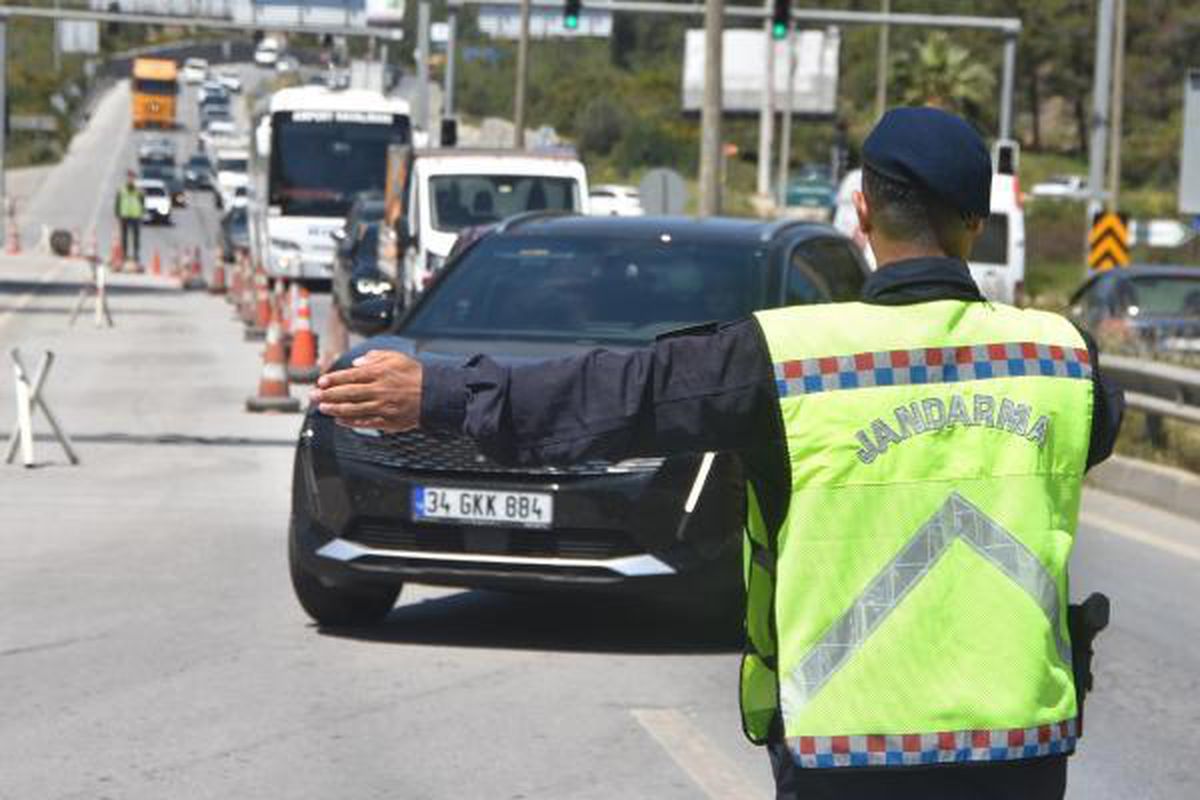 Bodrum'a arife günü 15 bin araç giriş yaptı, jandarma denetimleri artırdı