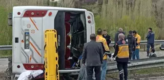 Cenazeye giden aileyi taşıyan otobüs kaygan yolda devrildi: Biri ağır, 10 yaralı