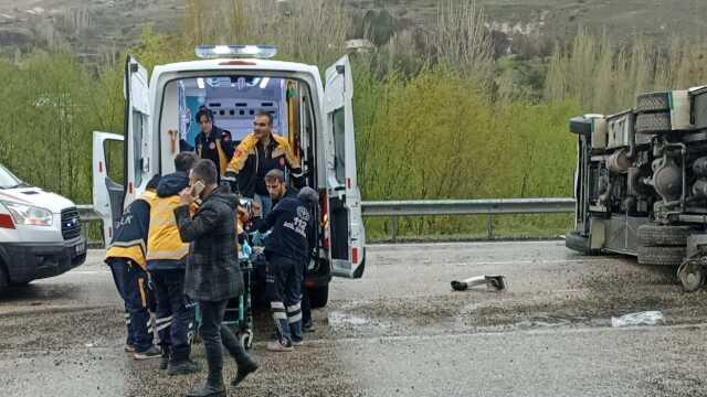 Cenazeye gitmek için yola çıkan aileyi taşıyan otobüs kaza yaptı: Biri ağır, 10 yaralı var Cenazeye gitmek için yola çıkan aileyi taşıyan otobüs kaza yaptı: Biri ağır, 10 yaralı var