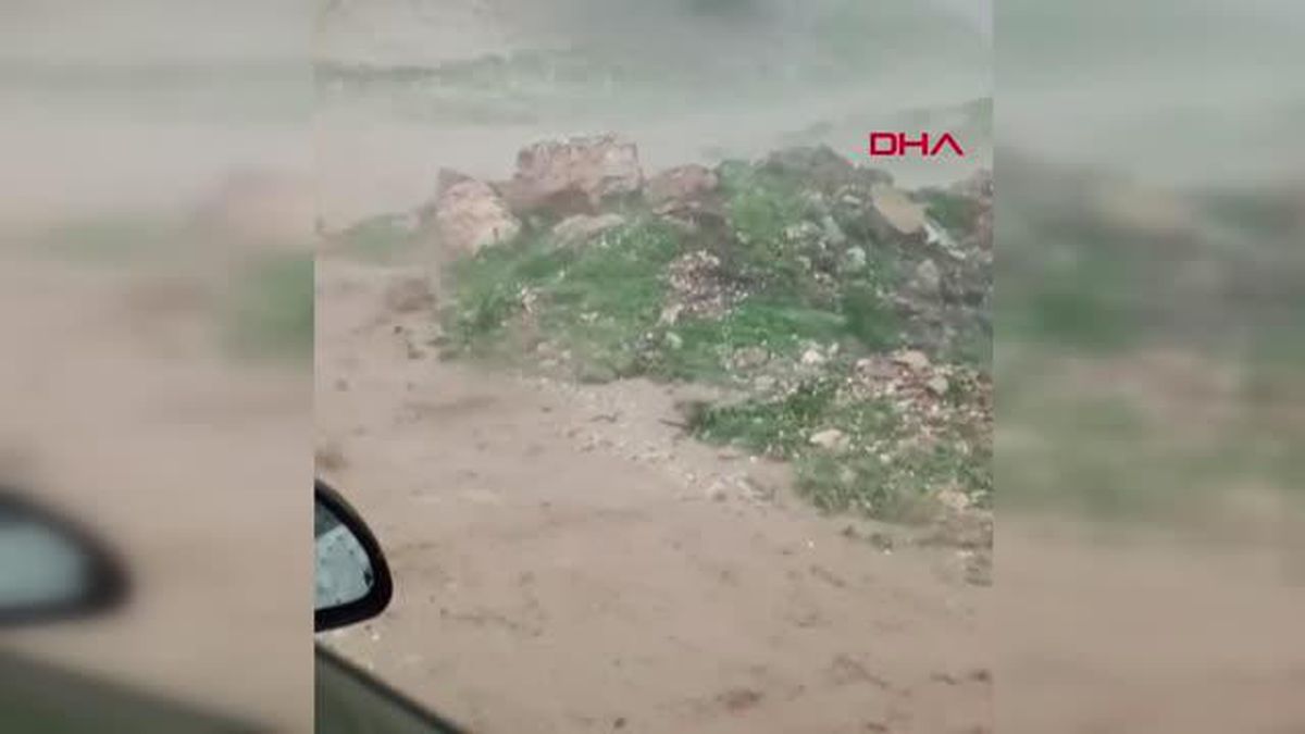 CEVİZ BÜYÜKLÜĞÜNDEKİ DOLU OTOMOBİLLERE ZARAR VERDİ BAZI HAYVANLAR ÖLDÜ
